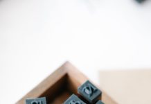 हिंदी-उर्दू विवाद की प्रमुख बहसें black computer keyboard on brown wooden table
