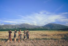 जनजातियों के देशज ज्ञान में संचार के स्वरूप की उपलब्धता five people wearing native apparel standing on brown grassfield under blue and white cloudy sky
